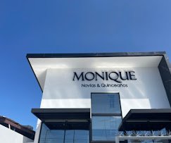 Fachada de la boutique Monique de día